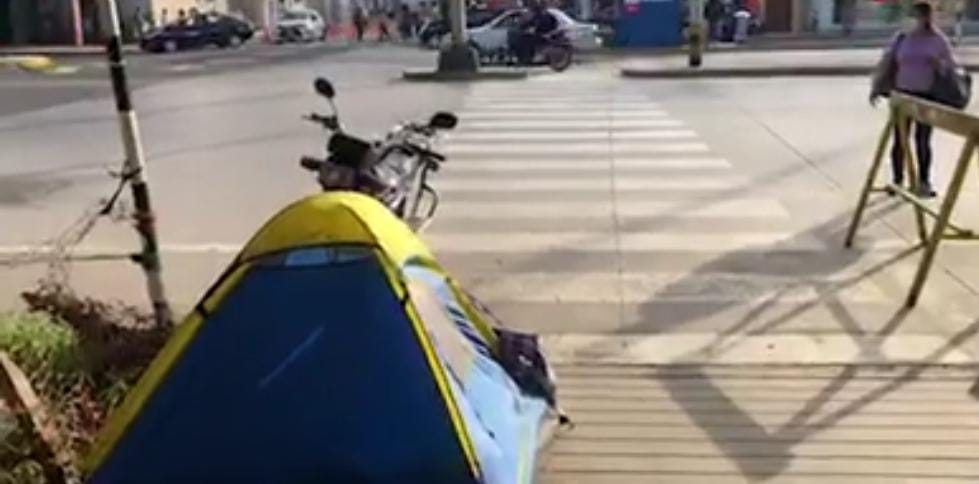 Mujer acampa afuera del Hospital Regional de Trujillo mientras espera noticias sobre su madre 