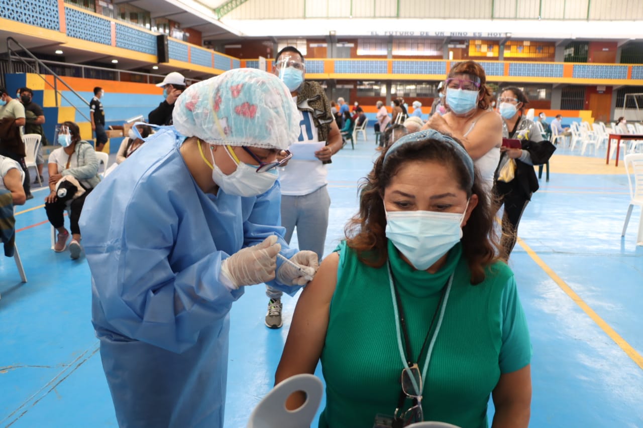 Retoman vacunación para adultos mayores de 58 años en La Libertad