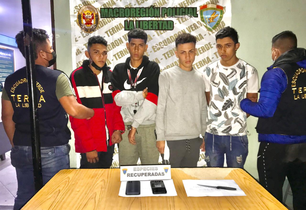 Trujillo: cuatro extranjeros son detenidos armados con cuchillos a punto de asaltar a transeúnte