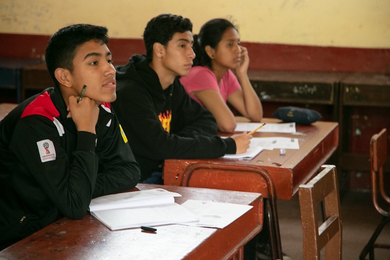 Escolares líderes pueden postular a beca Jóvenes Embajadores 2023 de Estados Unidos