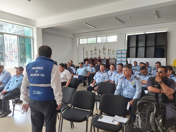Capacitan a serenos municipales en normas de tránsito y seguridad vial
