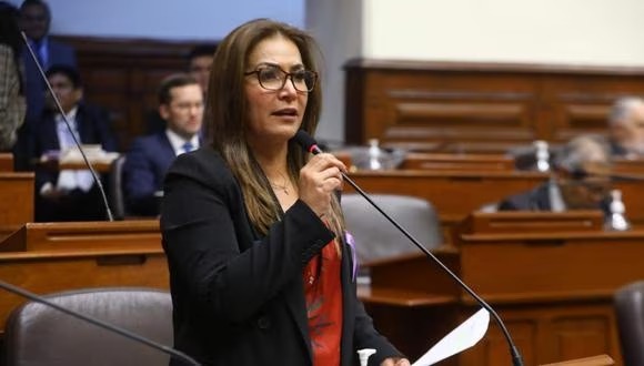Ética blinda a congresista Magaly Ruiz, acusada de recortar sueldo, ella solo será multada con 30 días de su sueldo