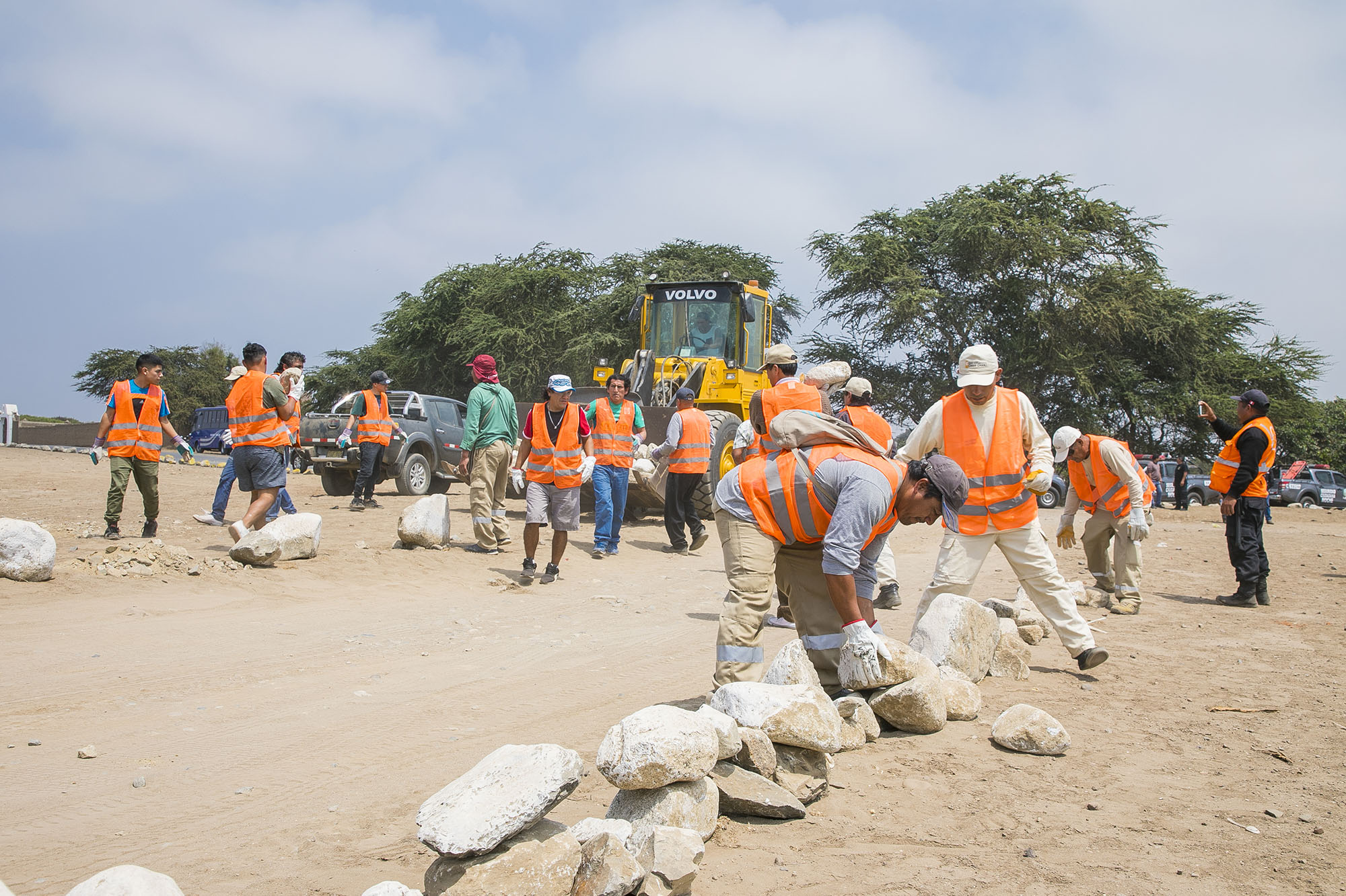Retiran piedras que colocaron para delimitar camino en medio de las Huacas de Moche