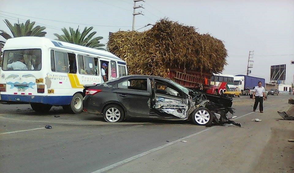 Moche: tres personas salvaron de morir en triple choque