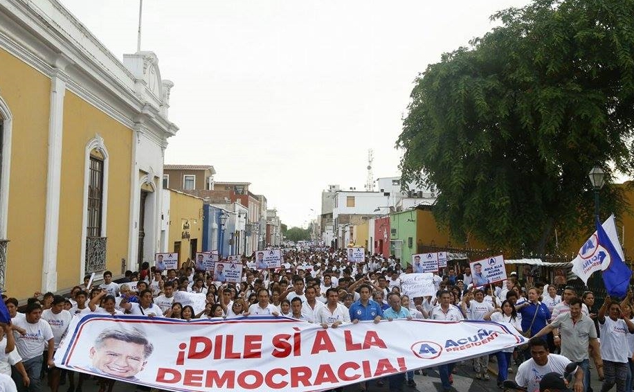 Apepistas protestan frente al JEET en respaldo a su líder