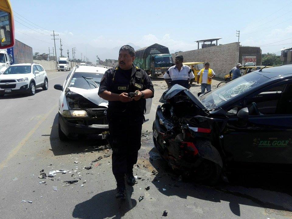 Dos personas salvan de morir en choque de la carretera Industrial
