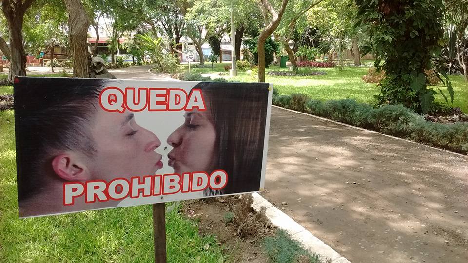 Trujillo: Quitan cartel de Jardín Botánico que prohíbe los besos