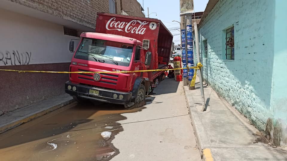 Camión repartidor de gaseosas provocó forado en pista de Laredo