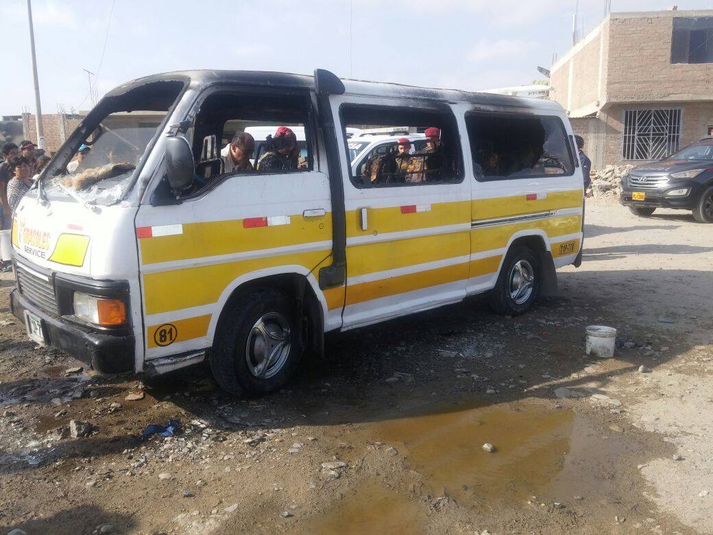 Extorsionadores incendian combi en Huanchaco(Vídeo)