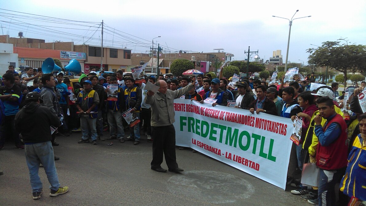 Mototaxistas protestan en la municipalidad de La Esperanza 