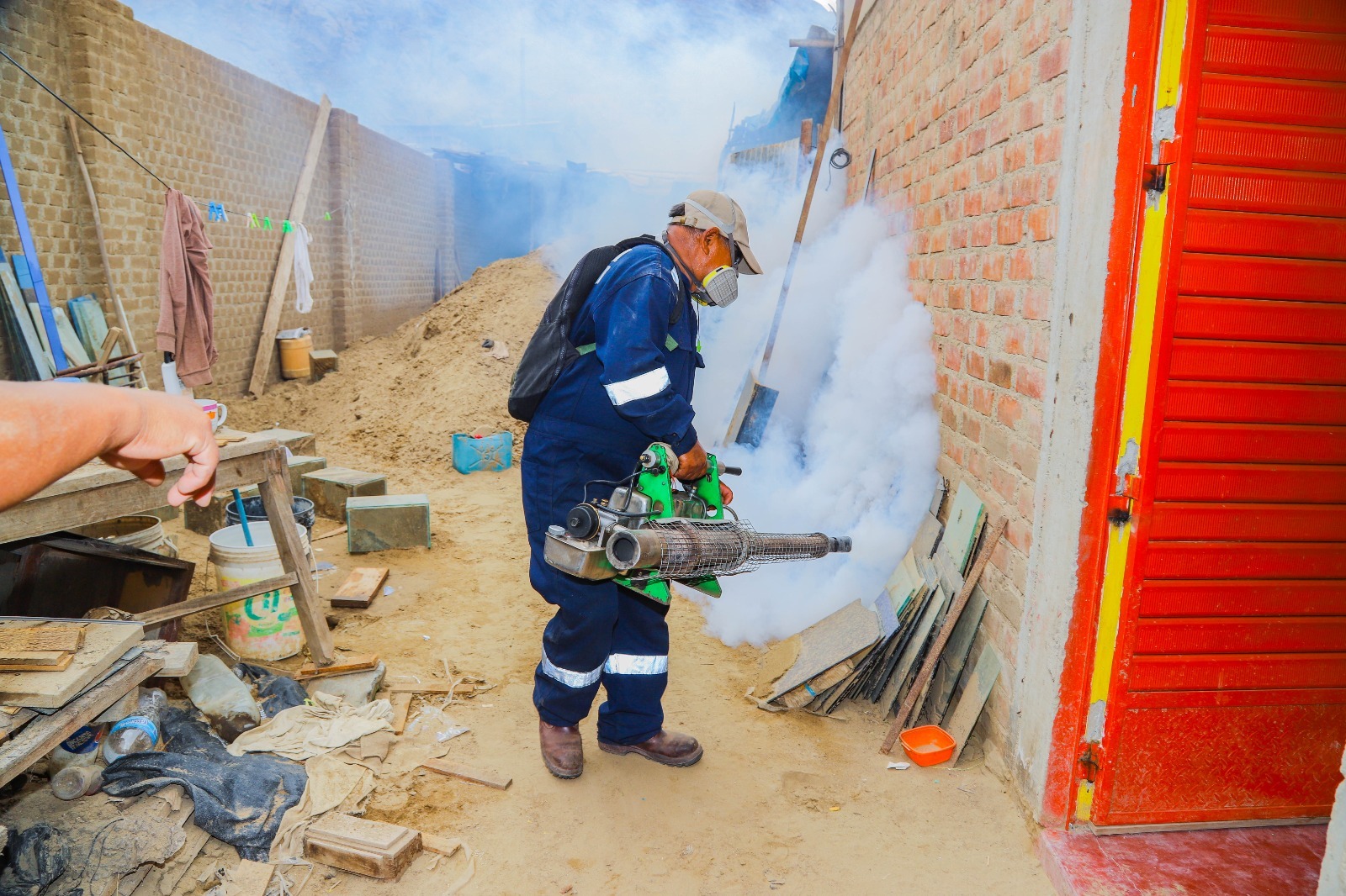 Realizan campañas de fumigación contra el dengue en cuatro sectores del distrito de La Esperanza