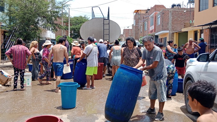 Trujillo: cientos de familias reciben agua gratuita por corte del servicio debido a  lluvias