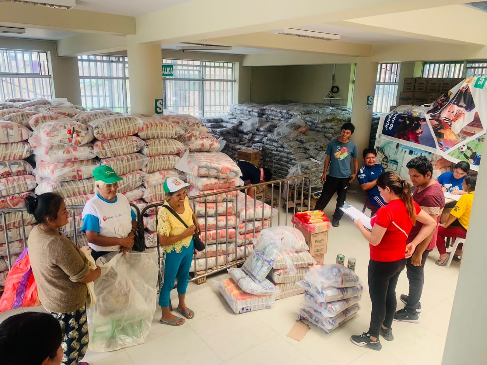 Familias damnificadas por el huaico reciben ayuda humanitario en El Porvenir       