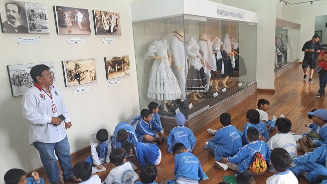 Escolares de diversos colegios de Trujillo siguen visitando el Museo de la Marinera 