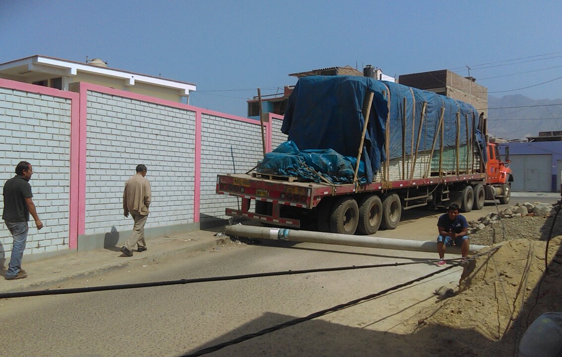 Tráiler derriba poste en Florencia de Mora