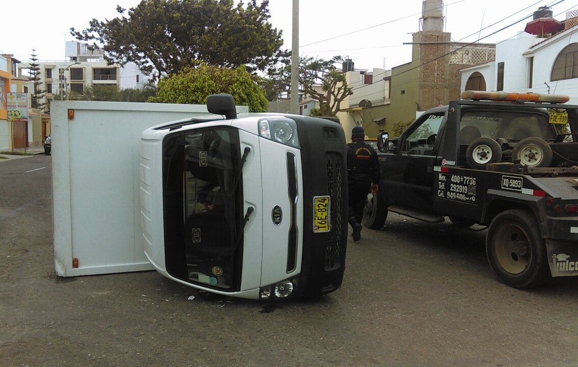 Camión termina de lado al chocar con automóvil en urbanización El Golf