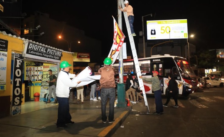 Municipalidad de Trujillo retira carteles y banderolas que contaminaban el espacio público