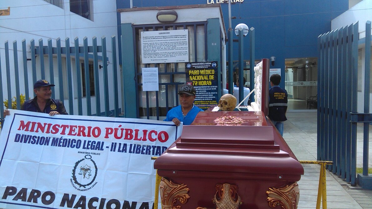 Trujillo: Médicos legistas protestan con ataúd y un cráneo