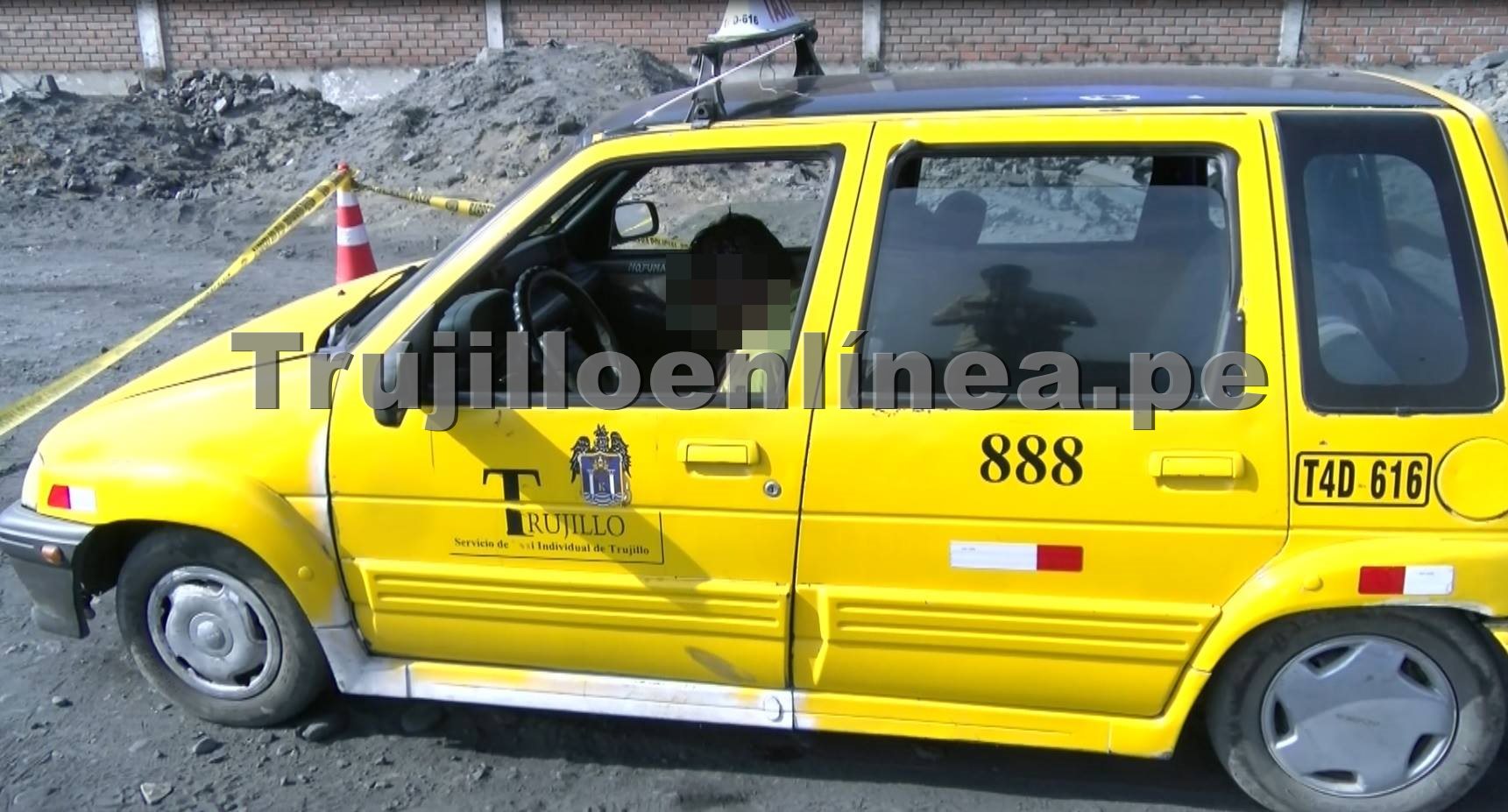 Hallan cadáver de taxista dentro de su vehículo en Víctor Raúl