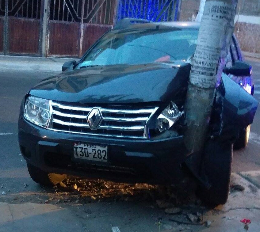 Médico presuntamente ebrio choca contra poste en urb. Santa Inés