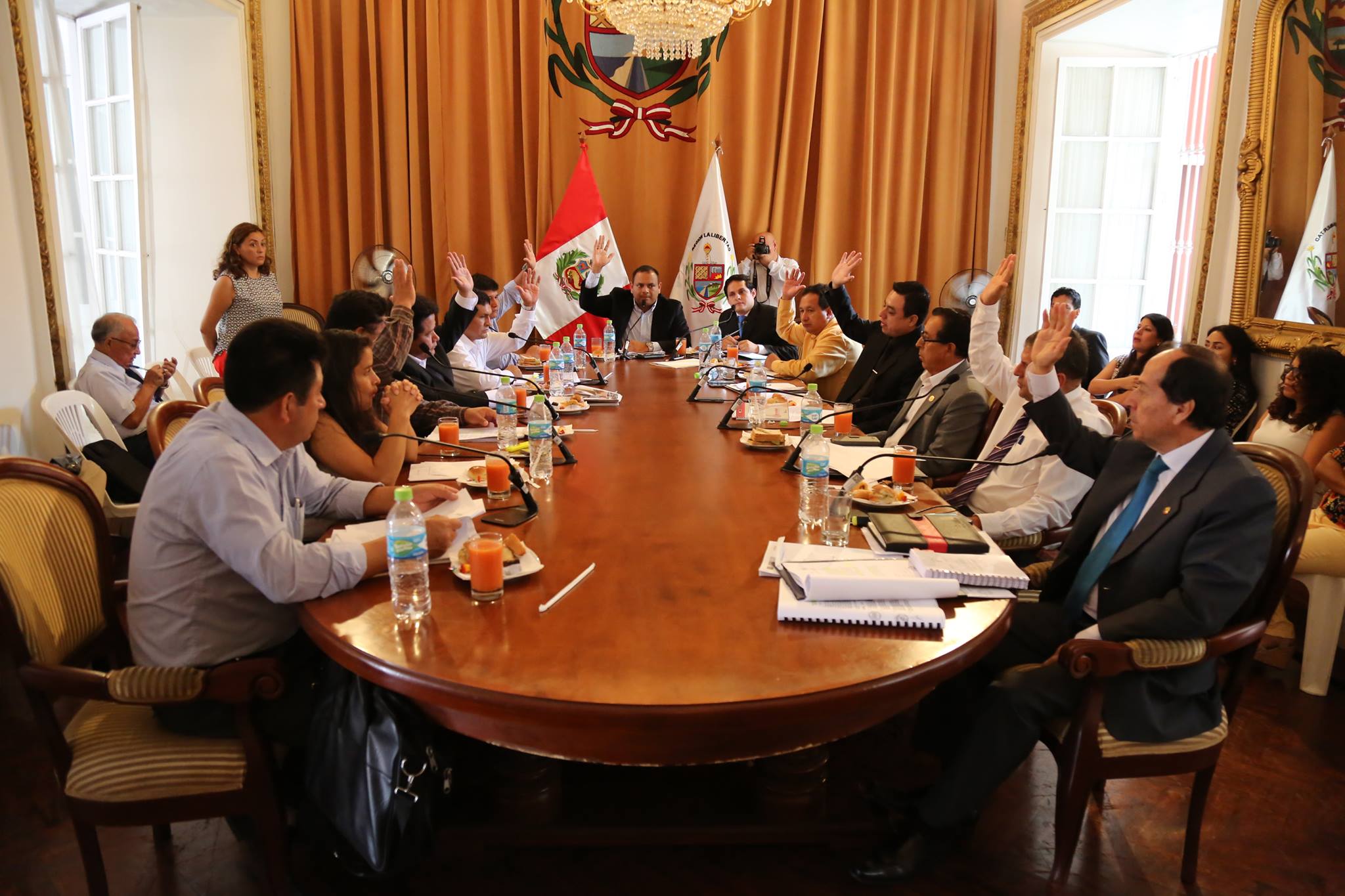 Recortan más del 50 % el sueldo de vicegobernador y ratifican el de Luis Valdez