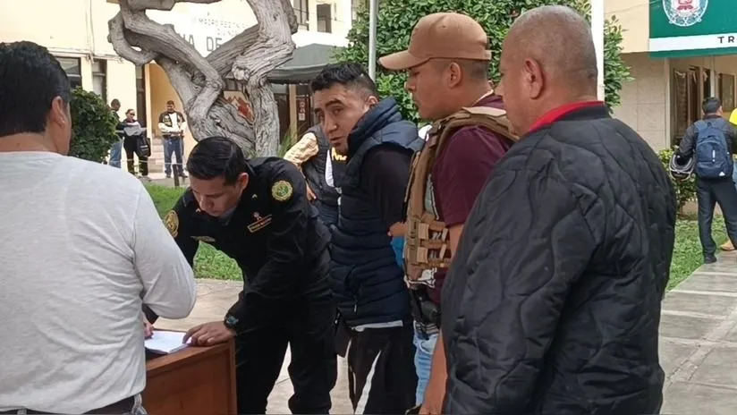 Detienen a hombre buscado por homicidio