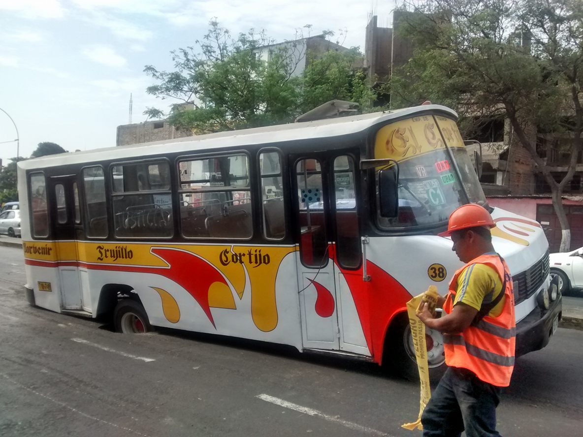 Colapso de tuberías en Trujillo provoca hundimiento de micro