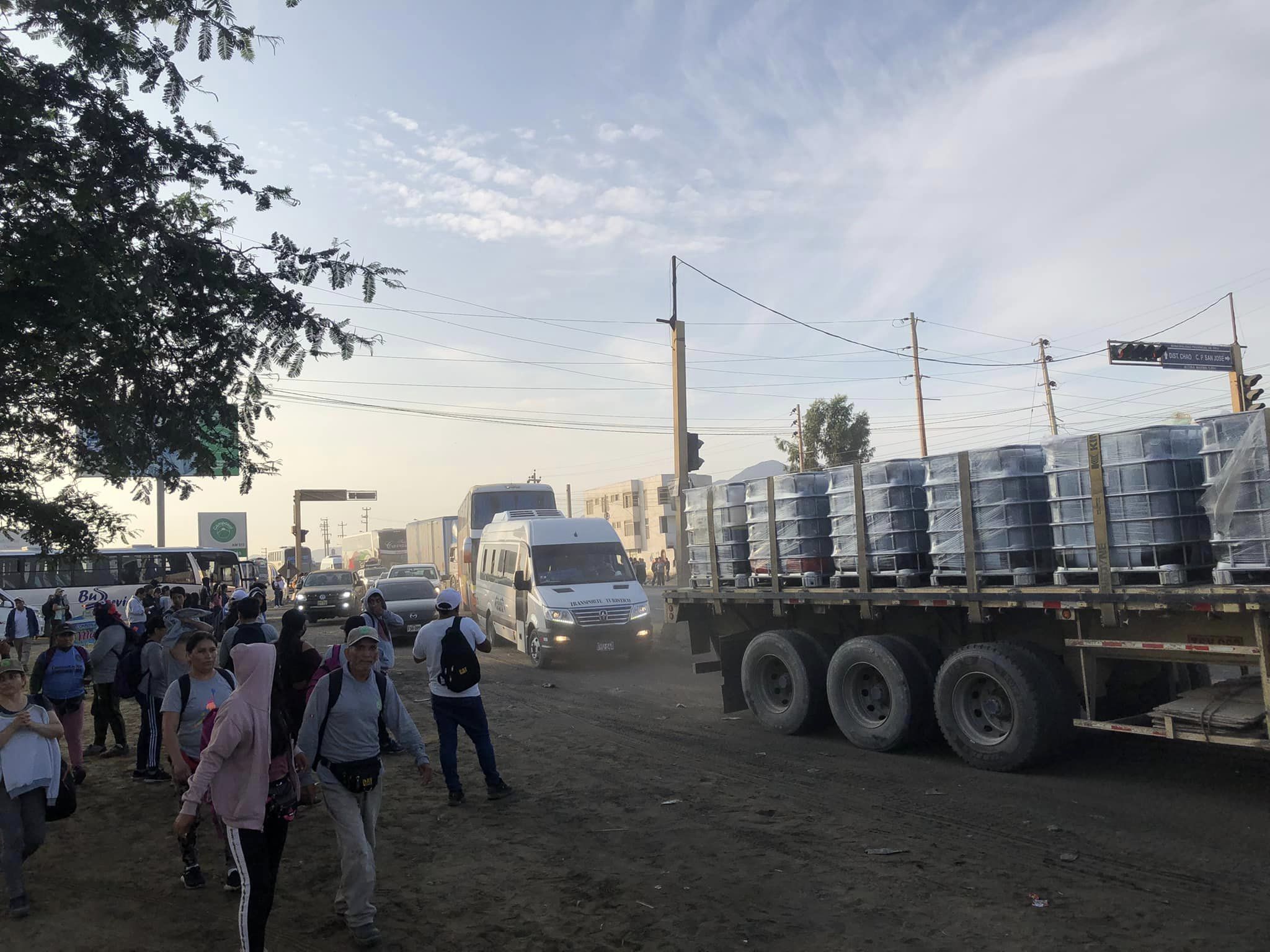 Más de 80 pobladores intentaron bloquear carretera de Virú