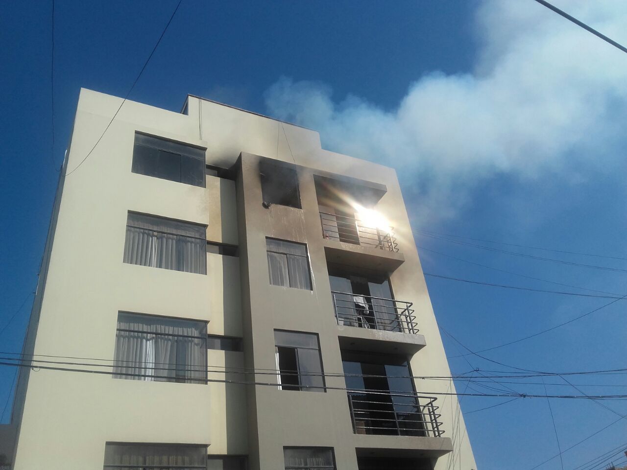 Quinto piso de edificio fue consumido a cenizas en urb. California 