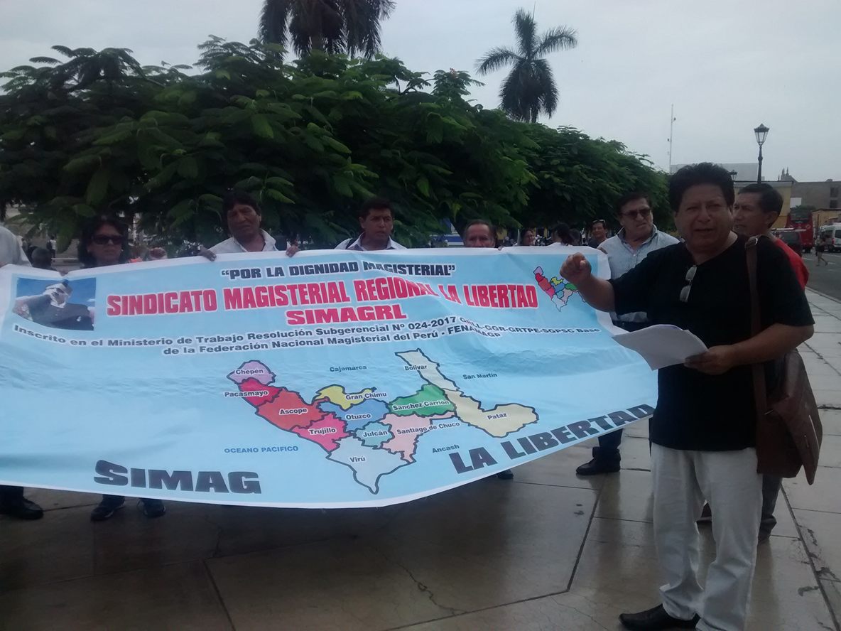 La Libertad: Profesores protestan por incremento de sueldos