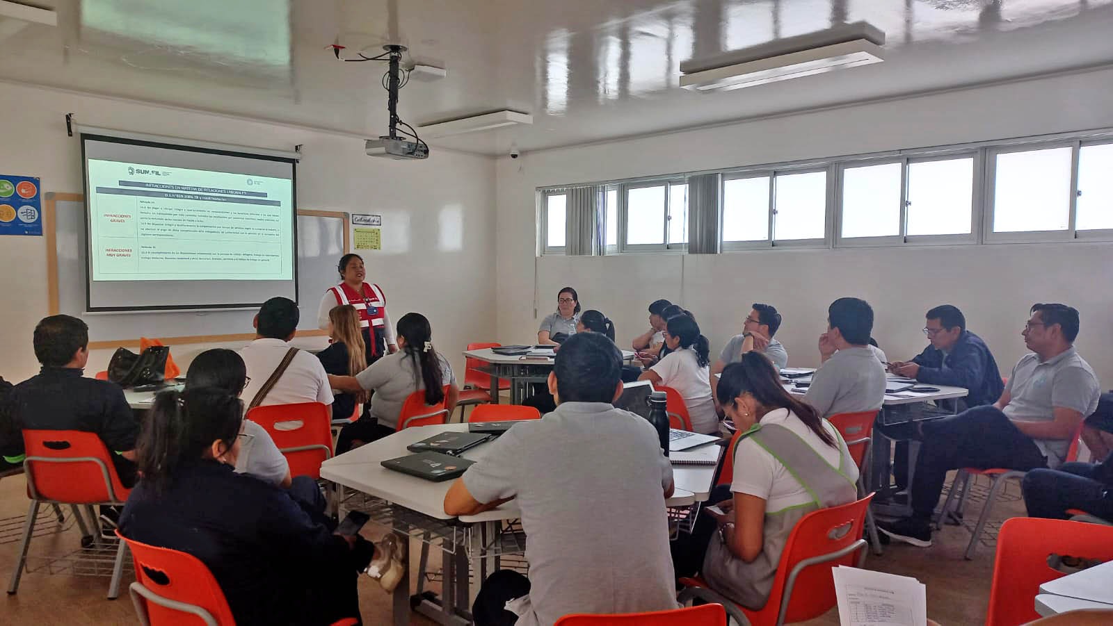 Colegios privados deben cumplir con derechos laborales de docentes y administrativos