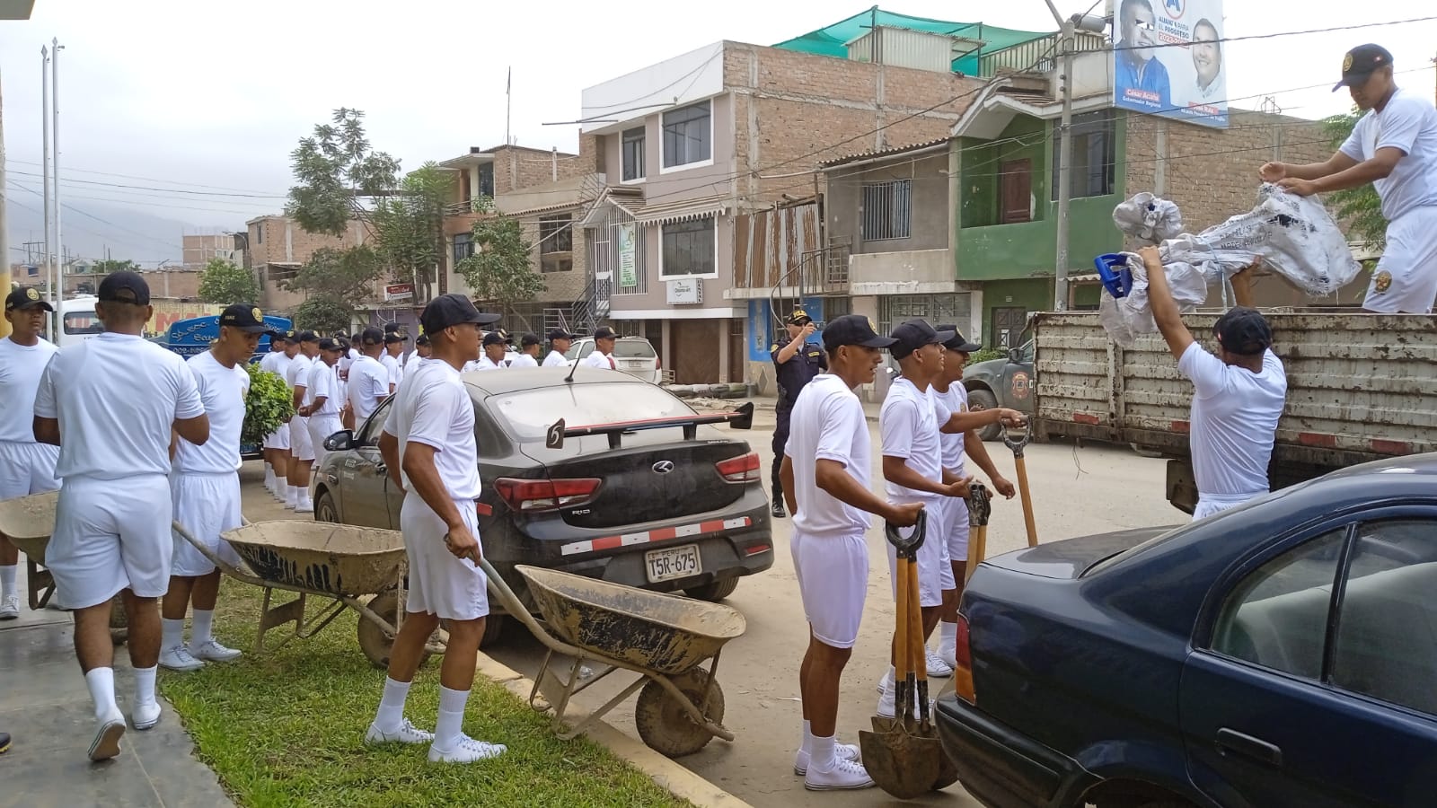 El Porvenir: 150 policías se suman a la limpieza de calles por fuertes lluvias