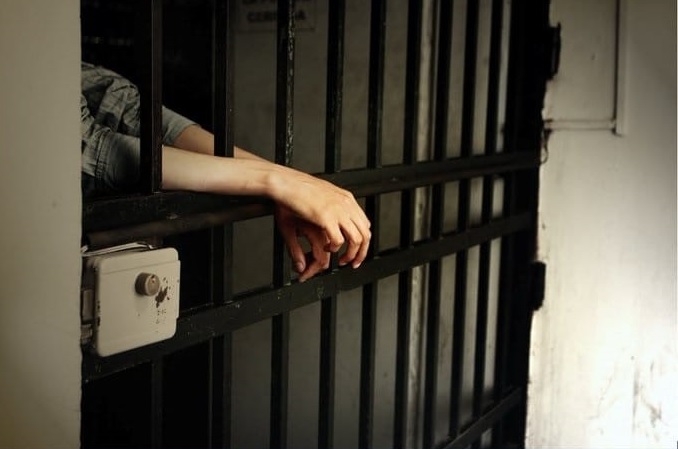 Cadena perpetua para padrastro y madre de menos por violación sexual