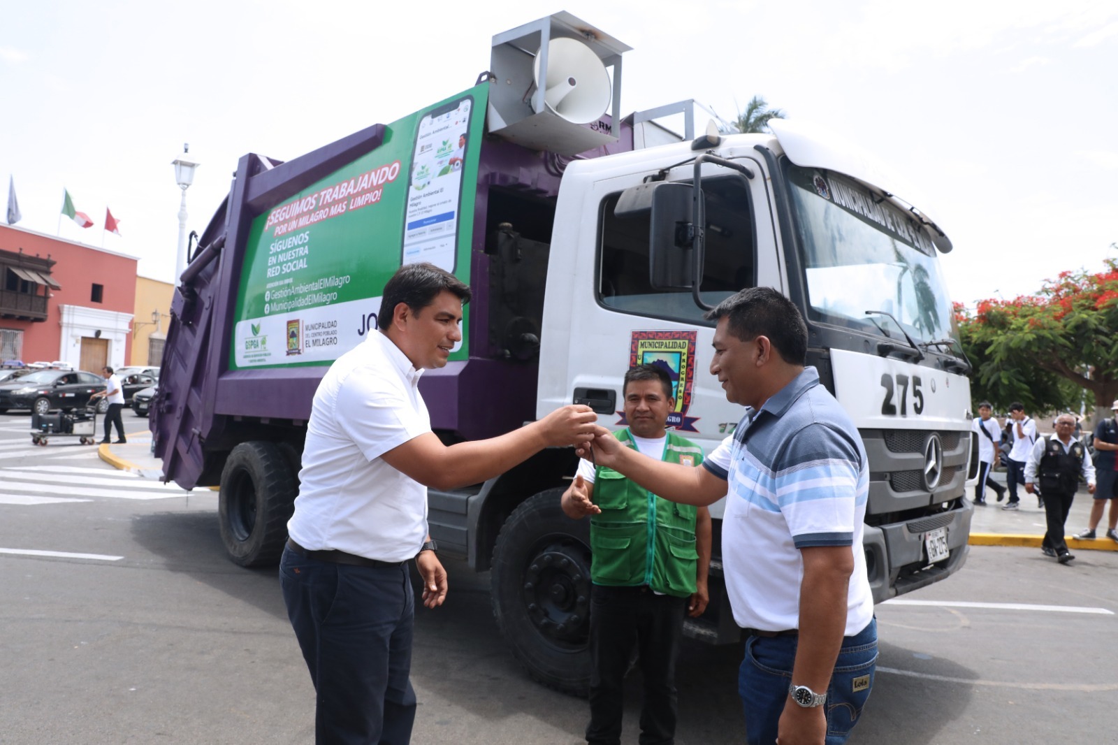 El Milagro recibe compactadora de MPT para mejorar servicio de limpieza pública