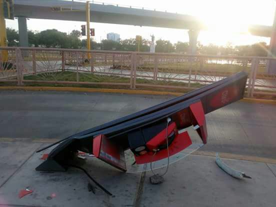 Conductor ebrio choca contra cabina de teléfono en óvalo Mansiche 