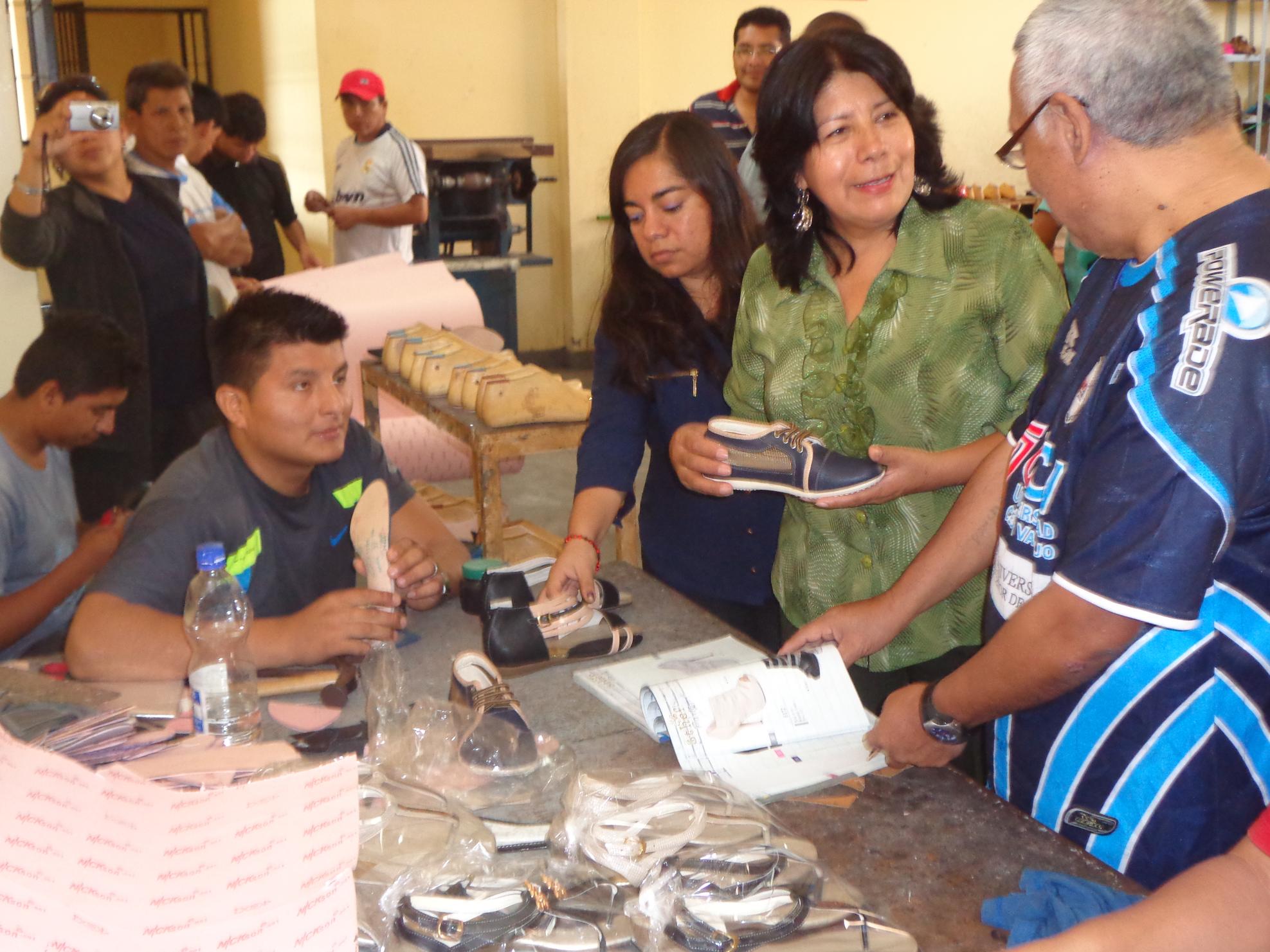Municipalidad brinda clases de producción de zapatos a presos