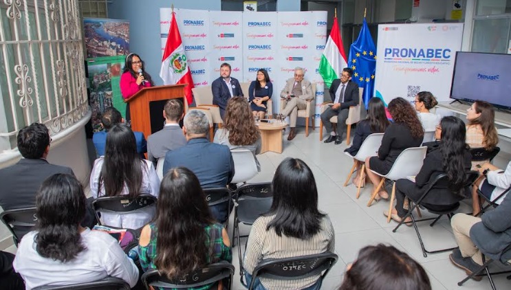  Hungría lanza programa de becas completas de pregrado y posgrado para jóvenes peruanos