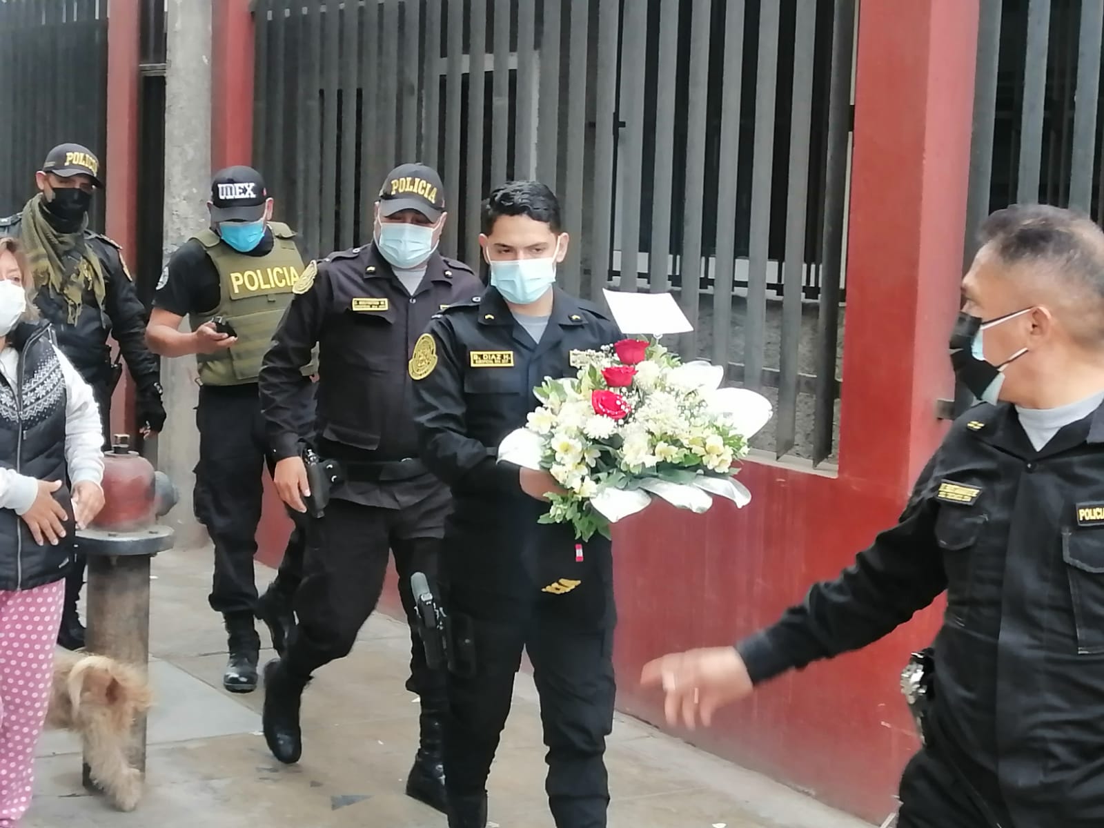 Trujillo: extorsionadores dejan granada y arreglo floral a comerciante de autopartes