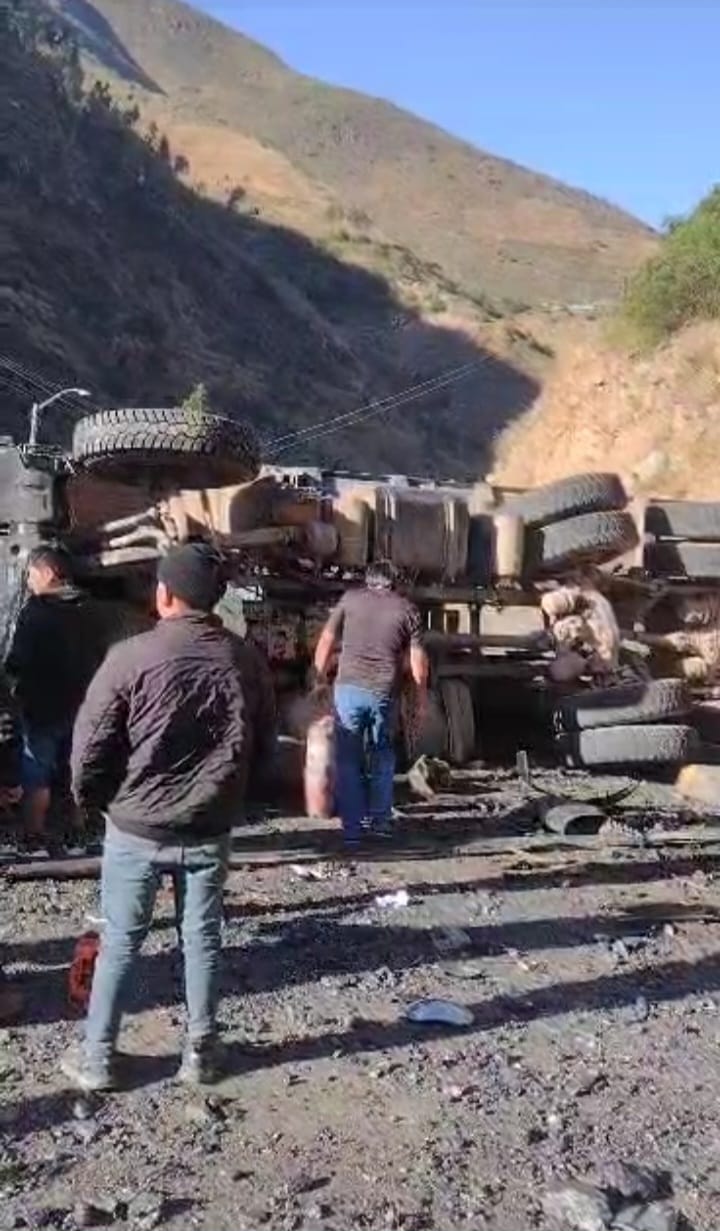 La Libertad: despiste de volquete deja dos personas heridas en sector Casmiche