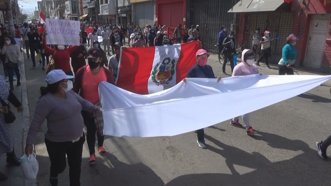 Ambulantes marchan por las calles pidiendo que los dejen trabajar