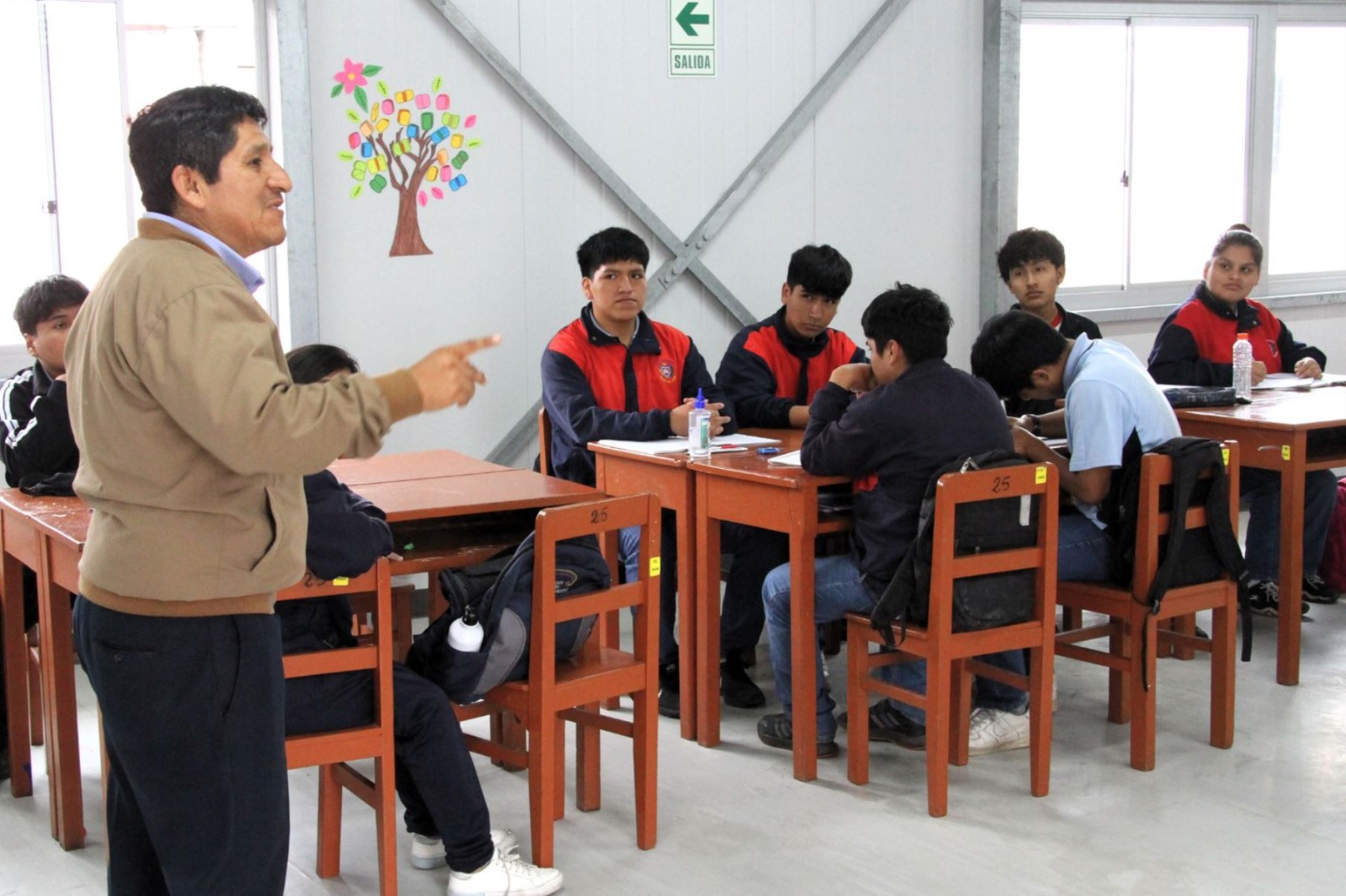 Proponen proyecto de ley ampliar plazas para la contratación de auxiliar de educación