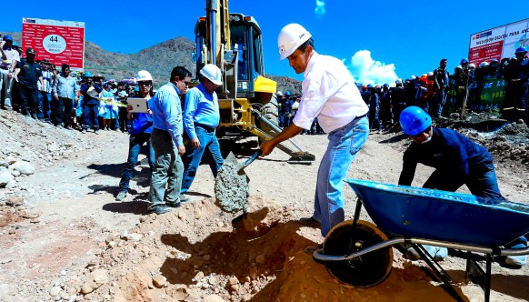  Humala coloca primera piedra de puente que unirá La Libertad y Áncash