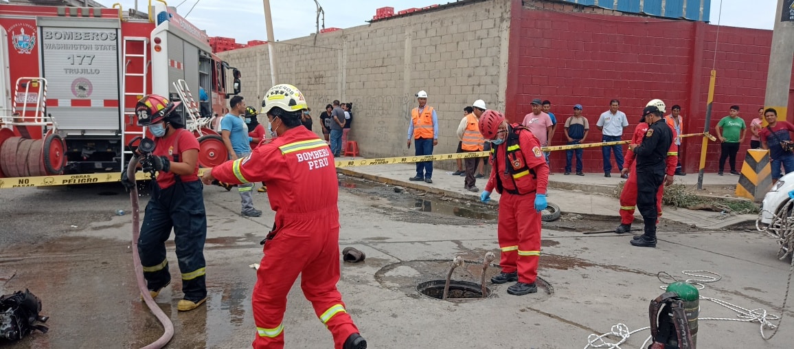 Tres personas mueren asfixiados al quedar atrapados en buzón de alcantarillado en Moche