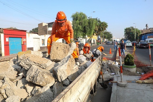 Trujillo: Municipalidad notificó a Sedalib por dejar desechos de concreto en la avenida España