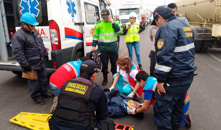 Trujillo: Accidente entre moto y taxi dejó dos heridos 