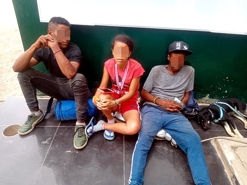 Detienen a tres extranjeros por amenazar con cuchillo a vigilante