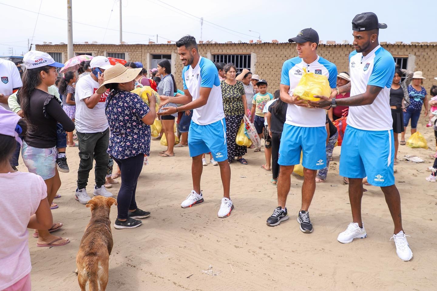 Futbolistas de Vallejo llevan ayuda a familias damnificadas de Alto Trujillo