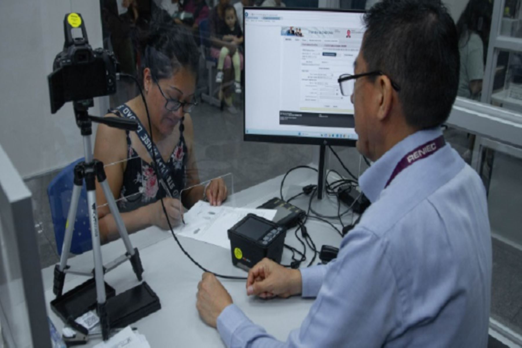 Más mujeres cuentan con DNI dentro y fuera del país al registrar 18 millones 394,812