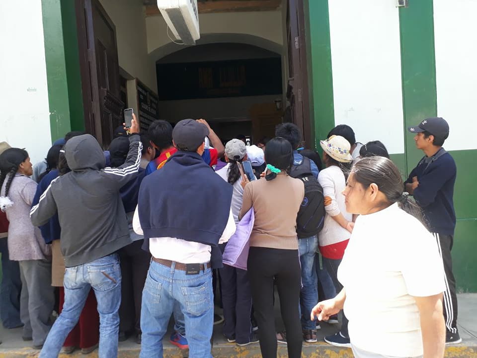 Policía detiene a universitarios por protestar fuera de comuna otuzcana