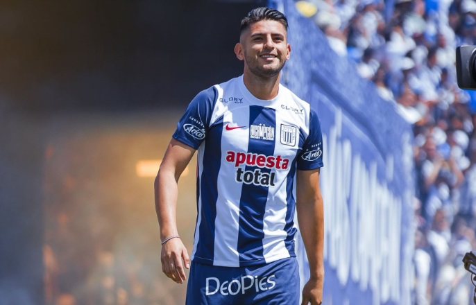 Carlos Zambrano se queda en Alianza Lima para jugar toda la temporada 2024